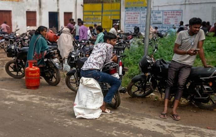 बहादुरगढ़ क्षेत्र में गैस एजेंसी के बाहर खड़े उपभोक्ता। संवाद