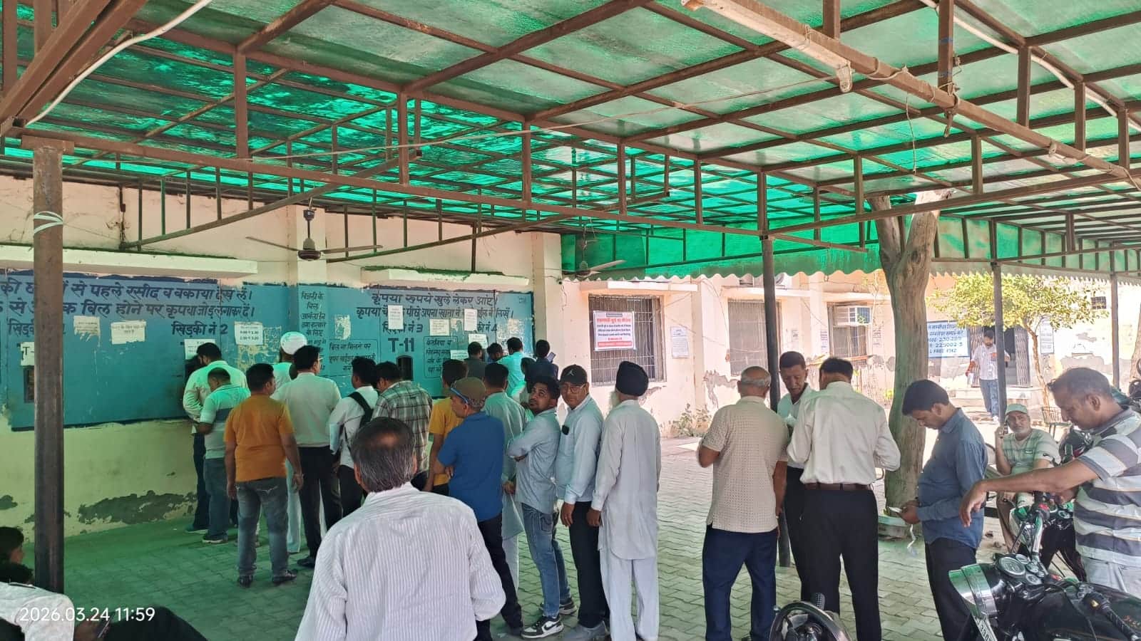 बिजली का बिल भरने के लिए लगी हुई लाइन। संवाद 