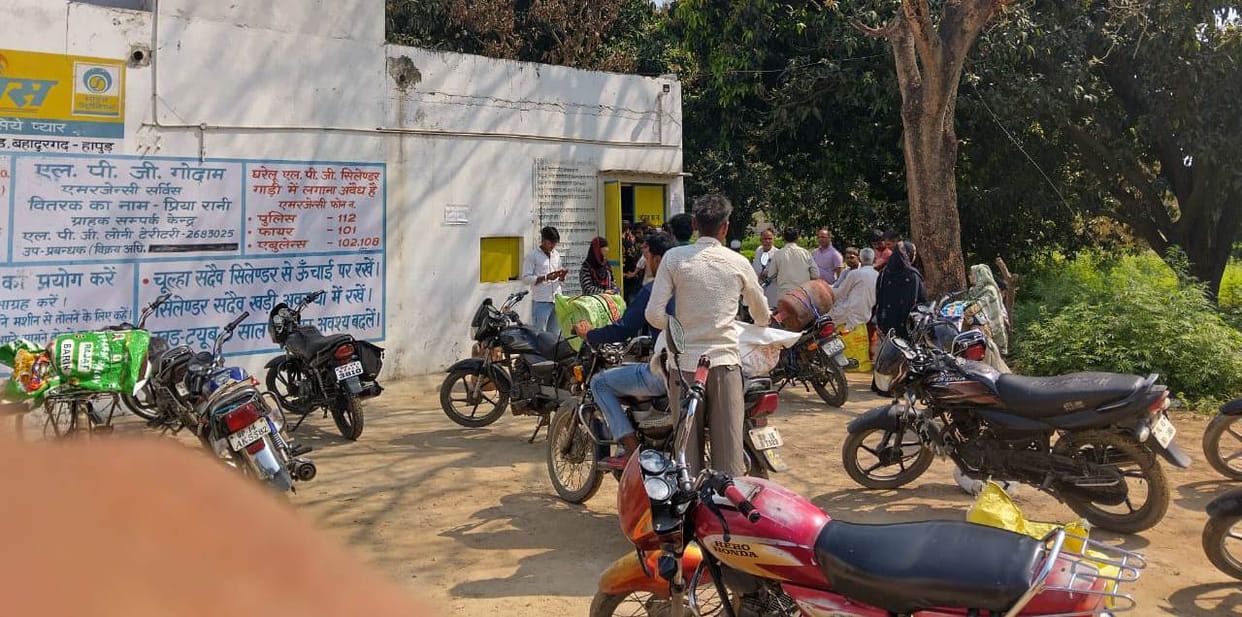 Allegations of Selling Cylinders on the Black Market; Consumers Forced to Stand in Line for Hours