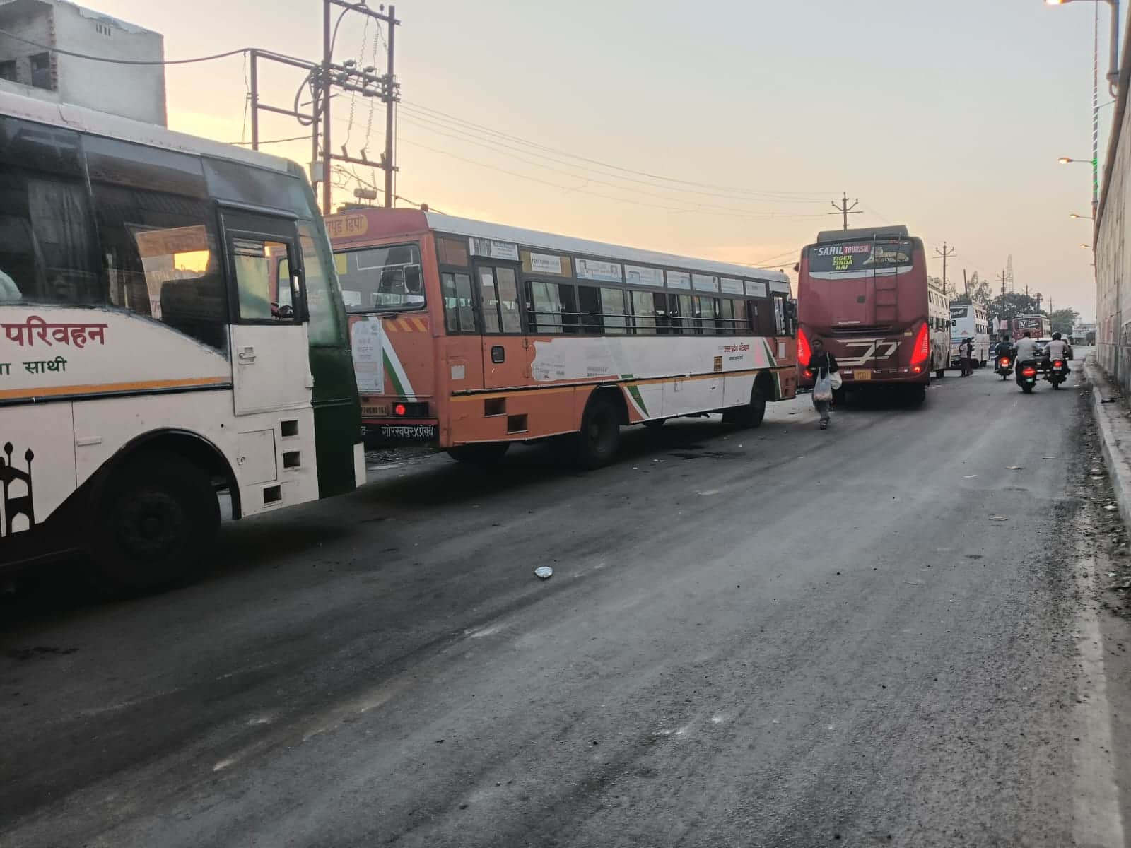 बरेली मोड़ पर रोडवेज बस के सामने खड़ी निजी बस। संवाद