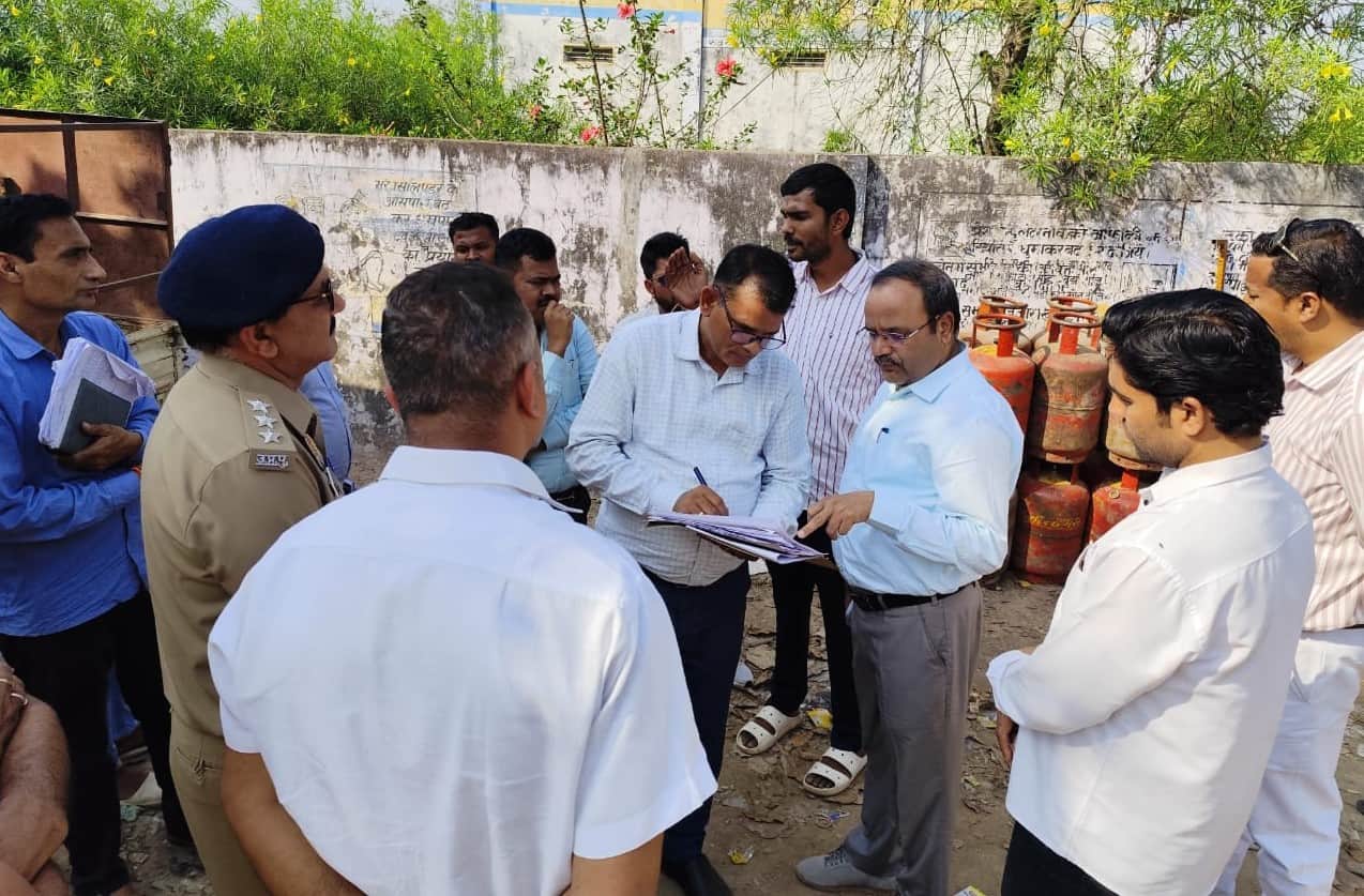 बांसडीह कस्बा स्थित गैस एजेंसी पर जांच करते जिलापूर्ति अधिकारी देवमणि मिश्र साथ में अन्य। जा