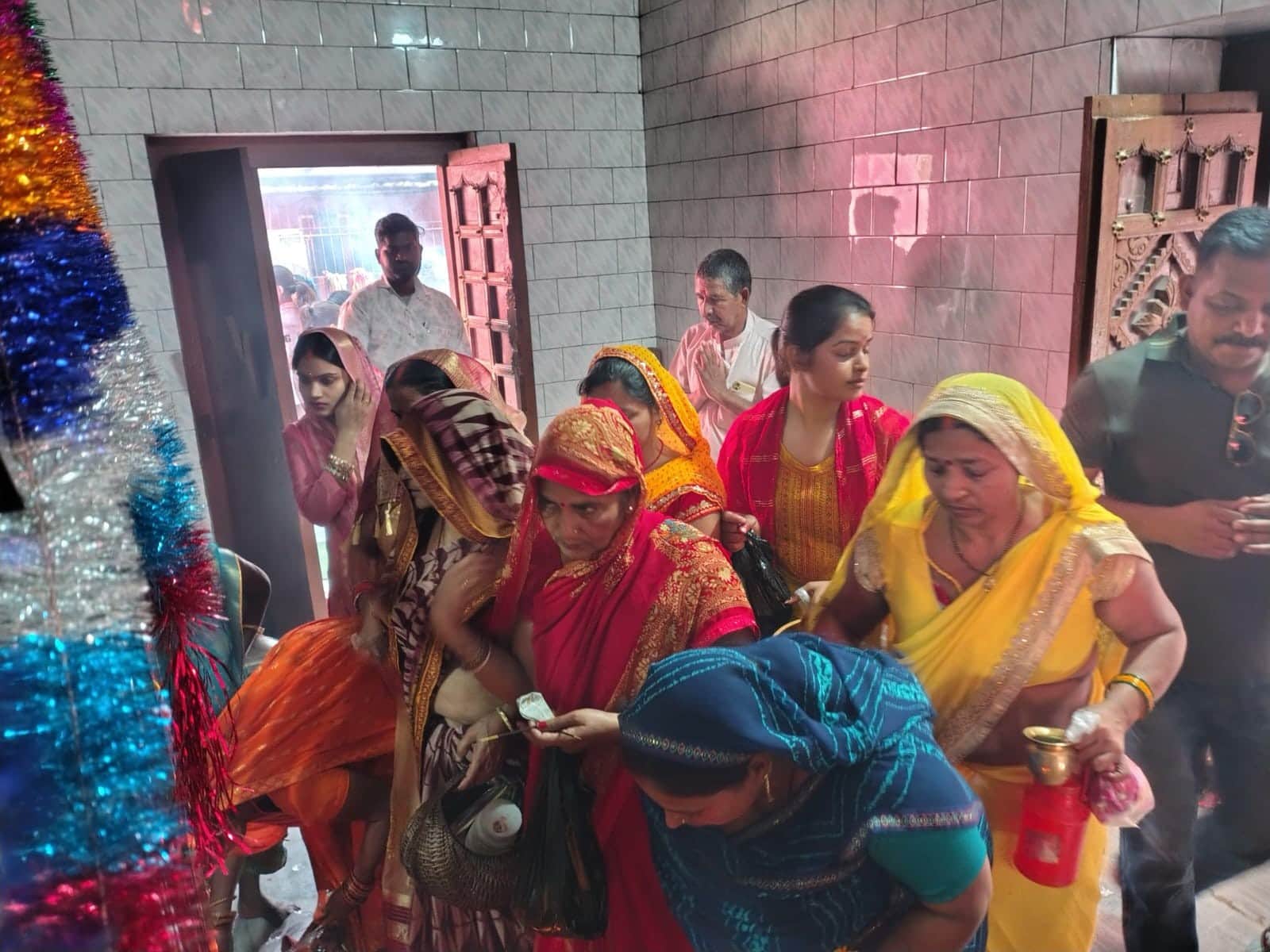 बांसडीहरोड क्षेत्र के मां भगवती मंदिर परिसर में दर्शन-पूजन करते श्रद्धालु।संवाद