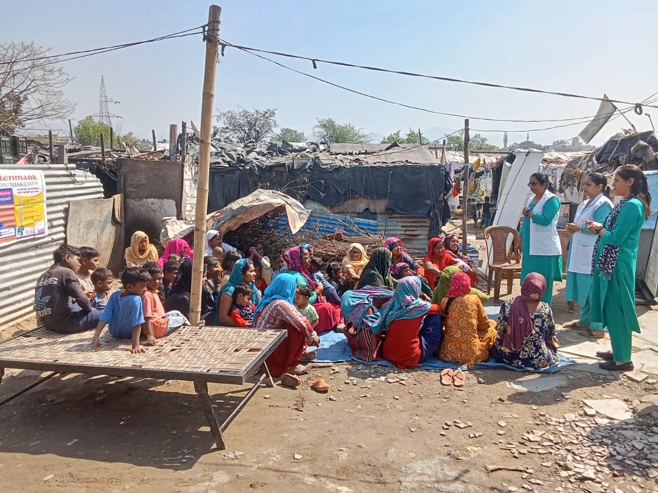 बद्दी के चक्का गांव के प्रवासी मजदूरों को आयुष आहार की जानकारी देते हुए स्वास्थ्य कार्यकर्ता- स