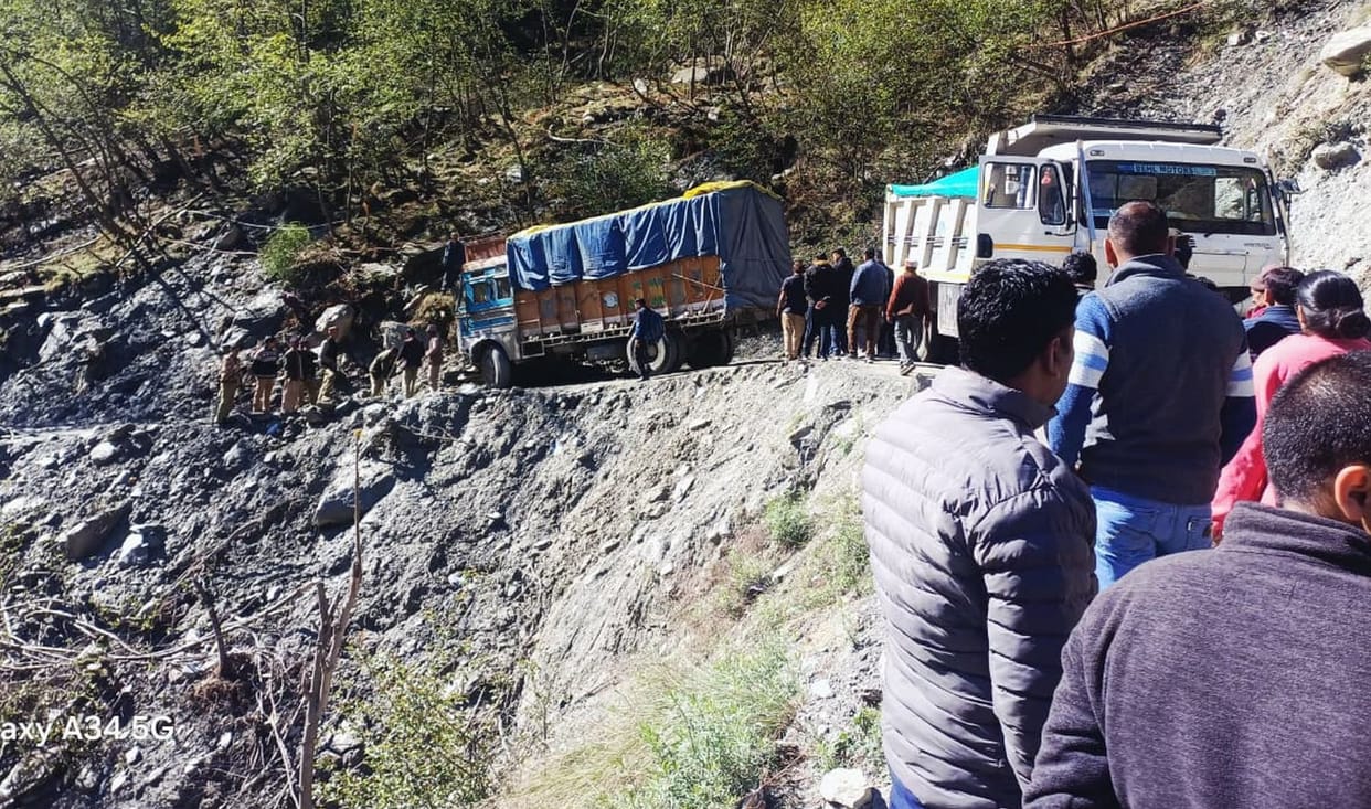 Truck stuck near Tiyari bridge, road closed for five hours