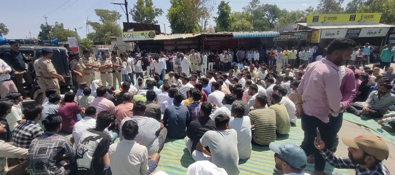 चक्काजाम कर आरोपी की गिरफ्तारी की मांग को लेकर धरने पर बैठे नागरिक।