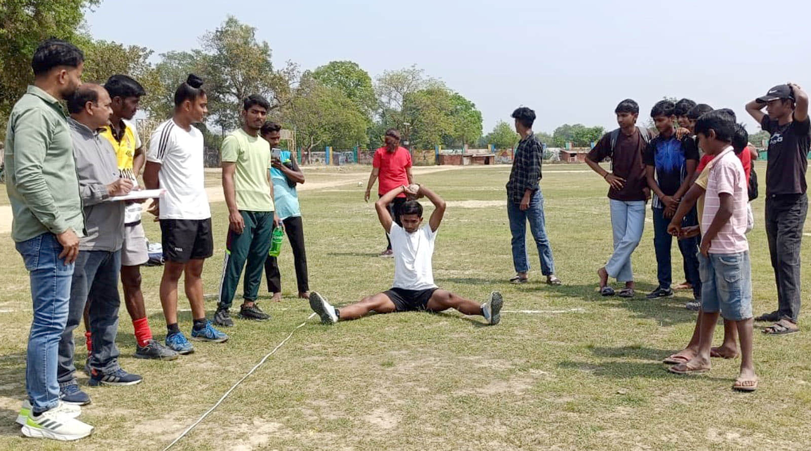 छात्रावासों में प्रवेश के लिए के लिए फिजिकल टेस्ट में भाग लेते किशोर। स्रोत- स्टेडियम