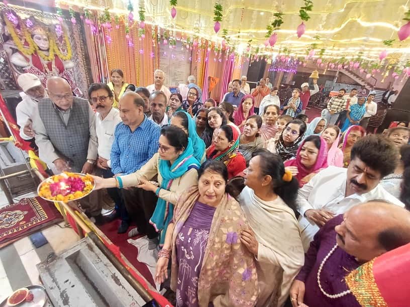 छावनी के हिल रोड स्थित ऐतिहासिक सनातन धर्म मंदिर में भजन संध्या के बाद आरती करते श्रद्धालु। संव