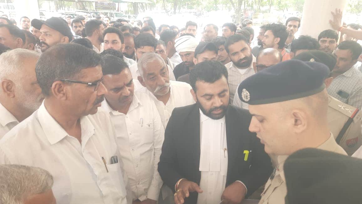 डीएसपी रजत गुलिया को मामले की जानकारी देते कोहलीवाला के लोग। संवाद