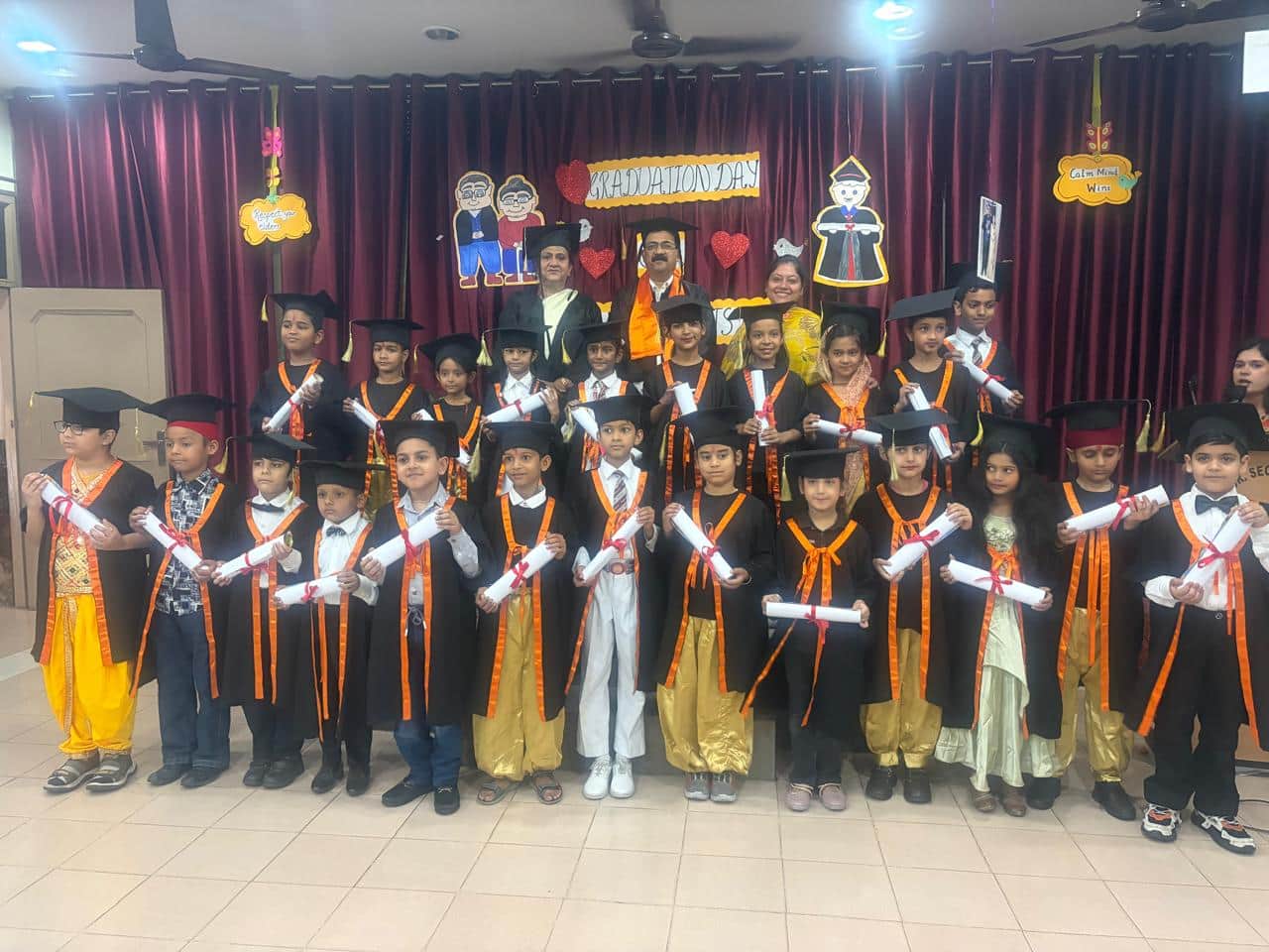 डीएवी सीनियर सेकेंडरी पब्लिक स्कूल में ग्रेजुएशन डे और ग्रैंड पेरेंट्स डे पर डिग्रियाें के साथ 