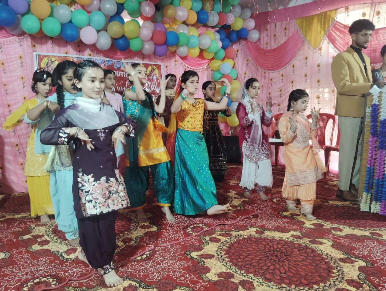 डीएवीएन पब्लिक स्कूल ददाहू में रंगारंग सांस्कृतिक कार्यक्रम प्रस्तुत करते बच्चे। संवाद
