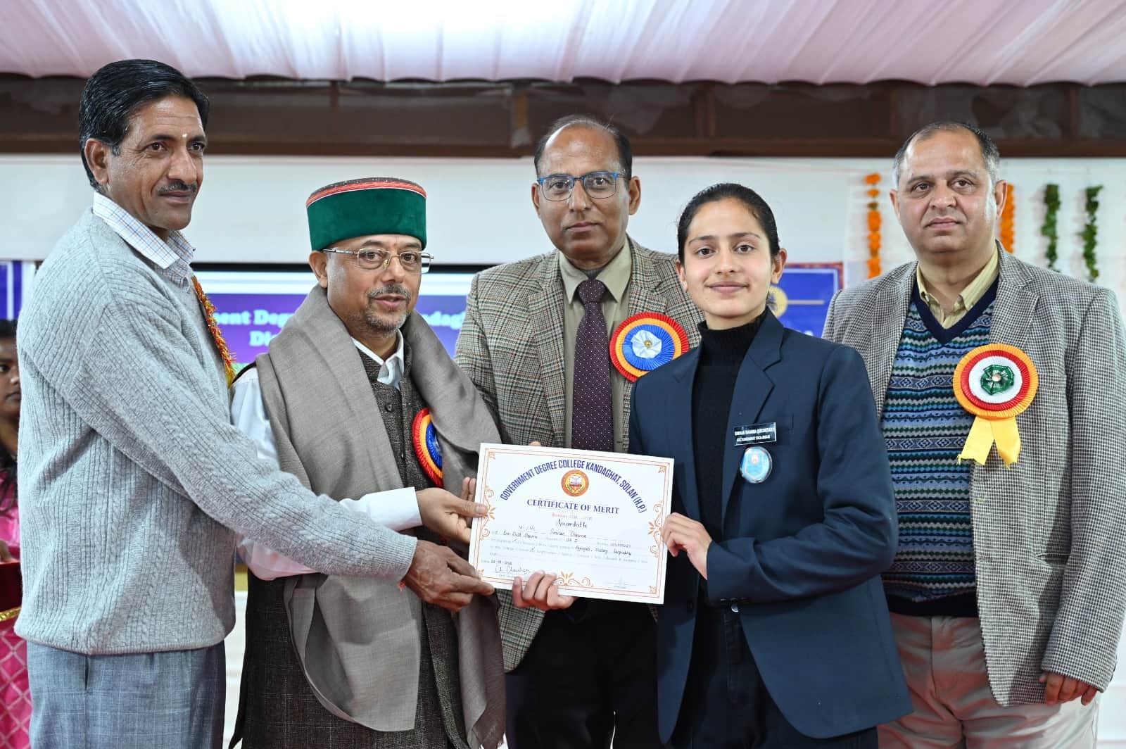डिग्री कॉलेज कंडाघाट में मेधावी छात्रा को सम्मानित करते मुख्यातिथि व अन्य। स्रोत कॉलेज प्रबंधक