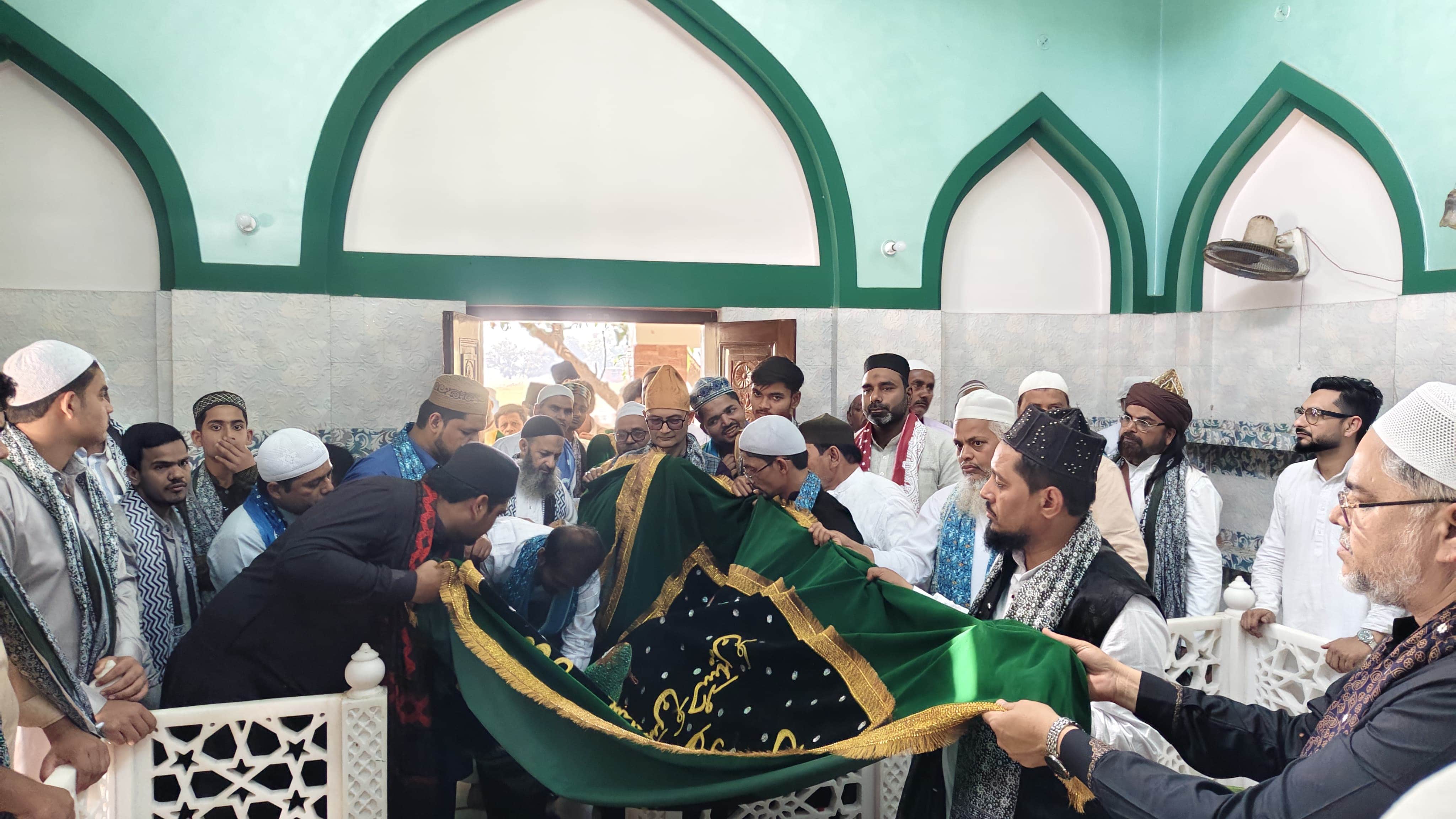 डुमरियागंज क्षेत्र के वासा दरगाह स्थित मजार पर चादर चढ़ाते अकीदतमंद। संवाद