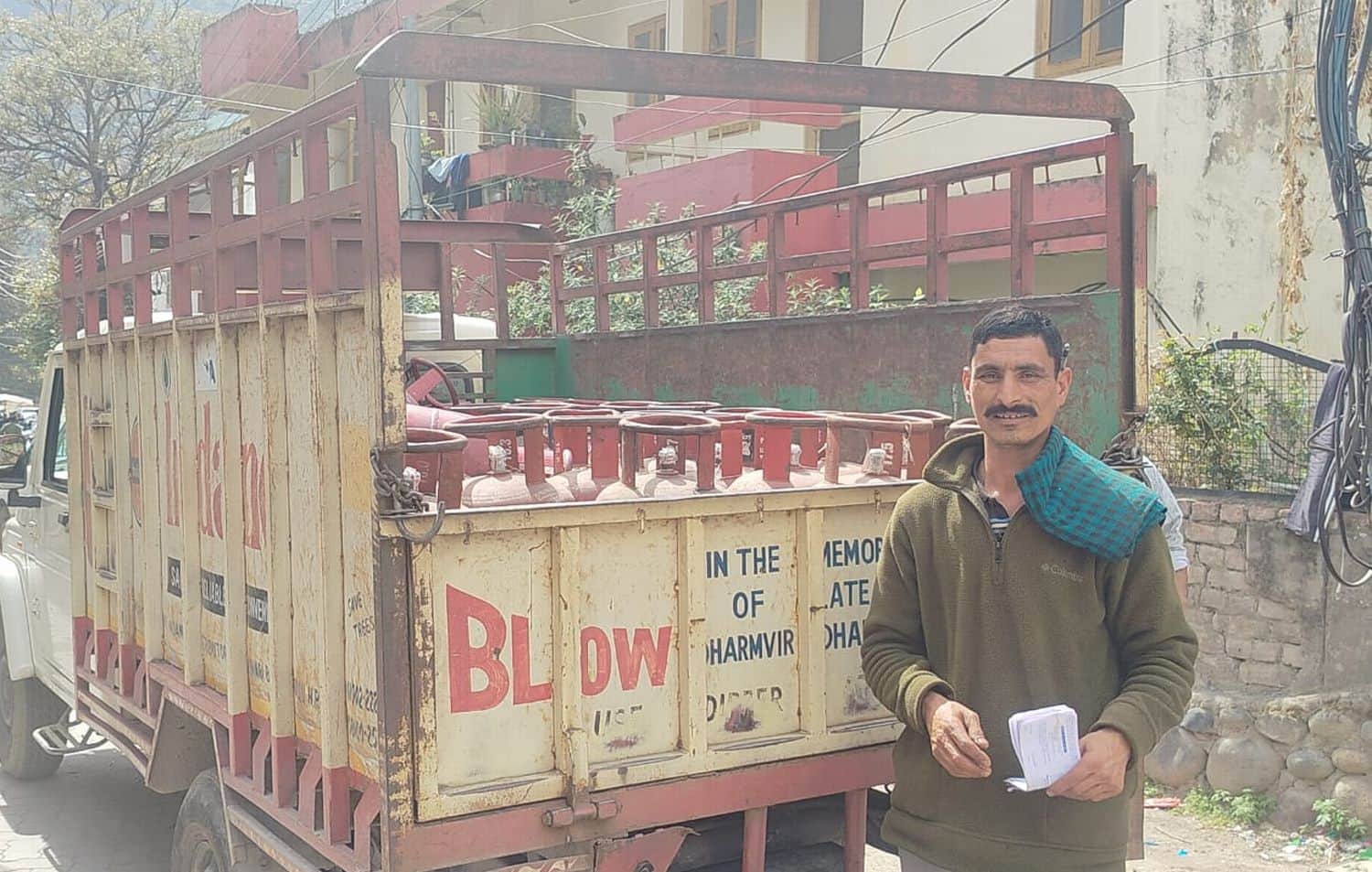 ढालपुर में बुकिंग करने वाले लोगों को घरेलू सिलिंडर की सप्लाई देते हुए।श्र संवाद