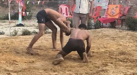 फरिहां में आयोजत दंगल में दांव-पेंच आजमाते खिलाड़ी। संवाद