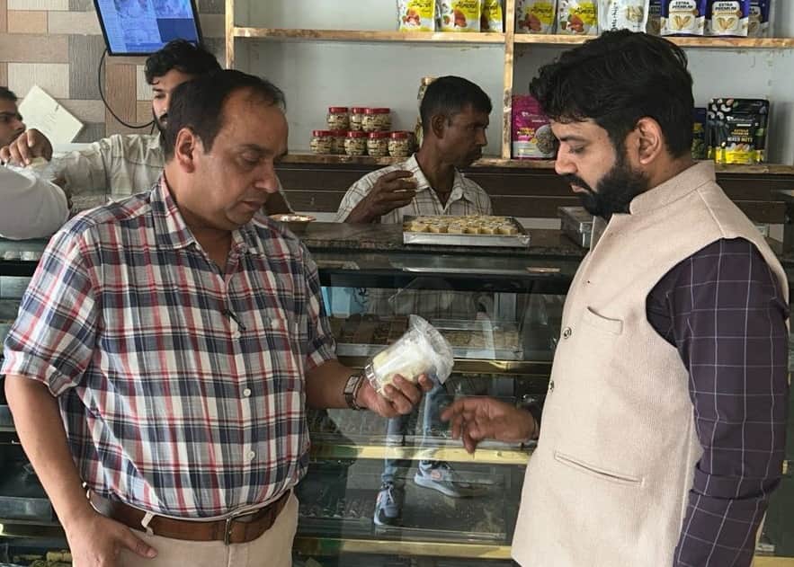 फरेंदा मार्ग पर मिठाई दुकान का निरीक्षण करती खाद्य सुरक्षा विभाग की टीम। 