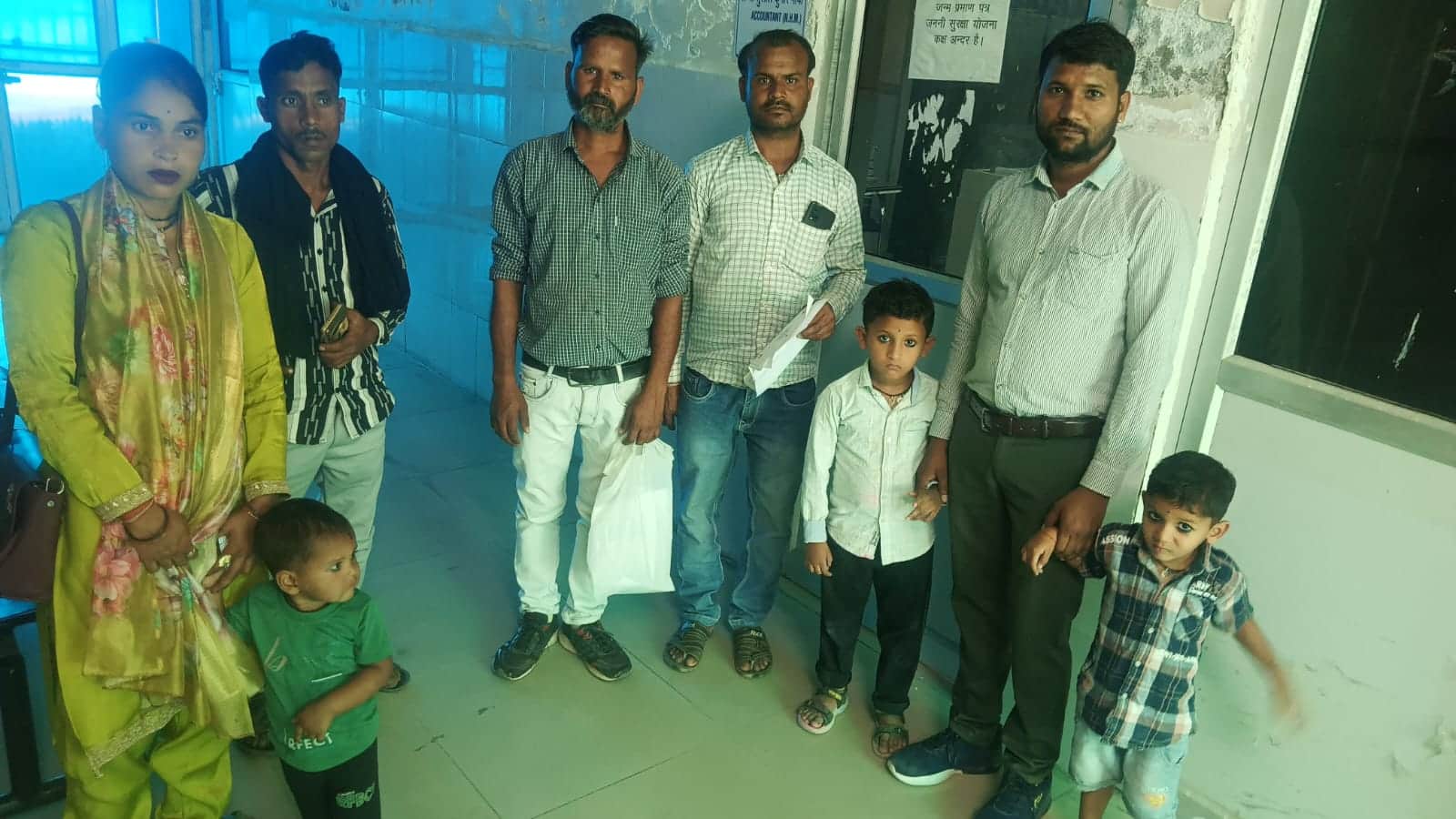 फोटो - 05 कमरा बंद होने के बाद खड़े लाभार्थी। संवाद