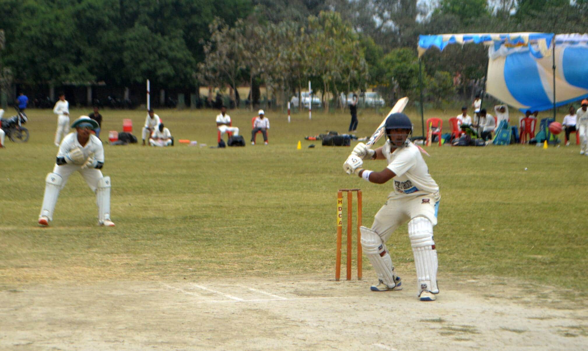 फोटो-06- क्रिकेट मैच में शॉट लगाता खिलाड़ी। संवाद