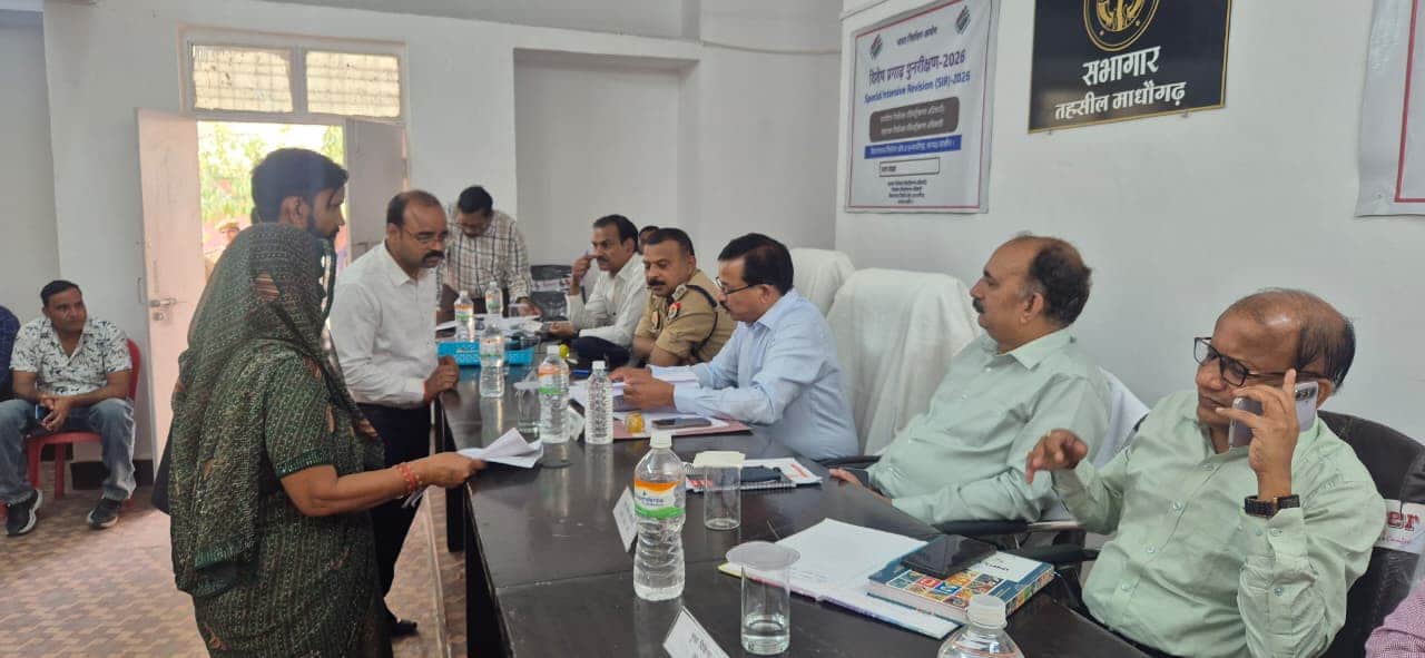 फोटो - 07 समाधान दिवस में शिकायत सुनते डीएम।स्रोत संवाद।