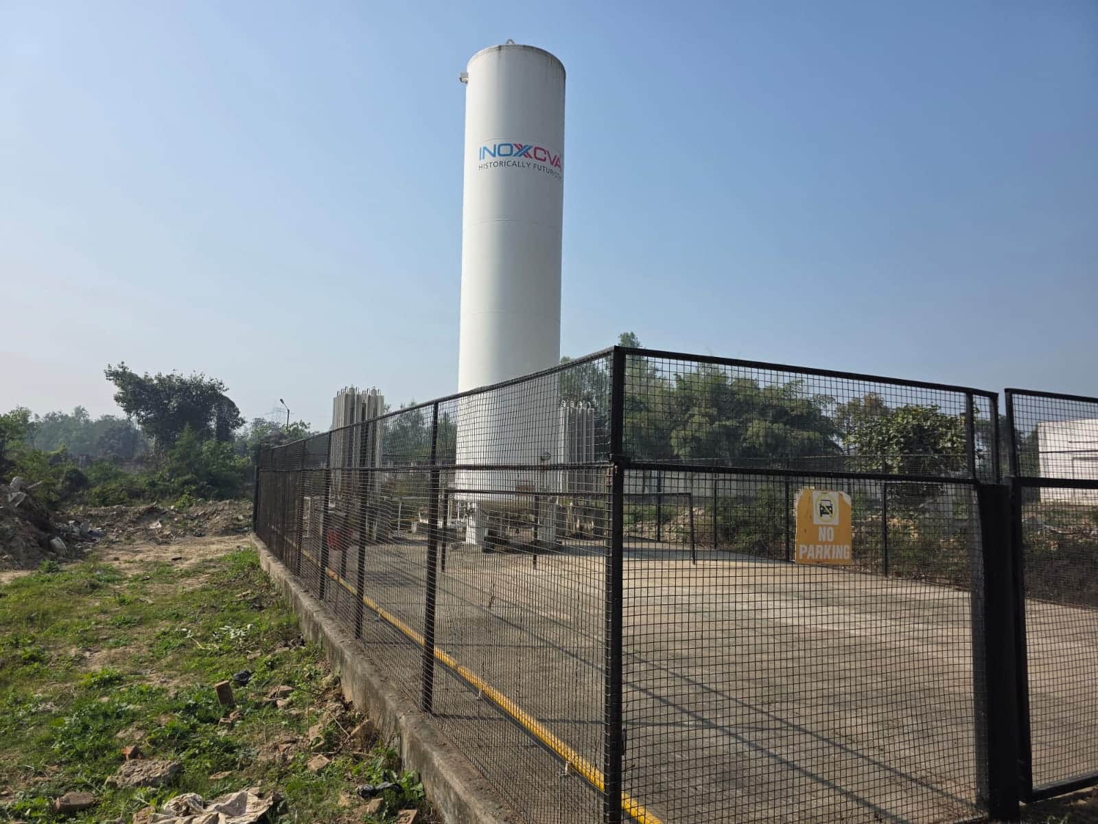 फोटो- 09 मेडिकल कालेज में तैयार खड़ा लिक्विड ऑक्सीजन प्लांट।