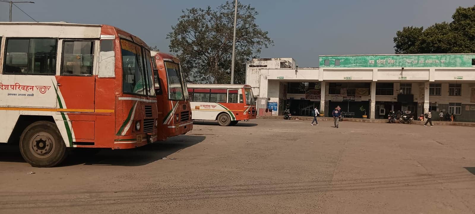 फोटो 1 बेवर डिपो के स्टैंड पर खड़ीं बसें। संवाद