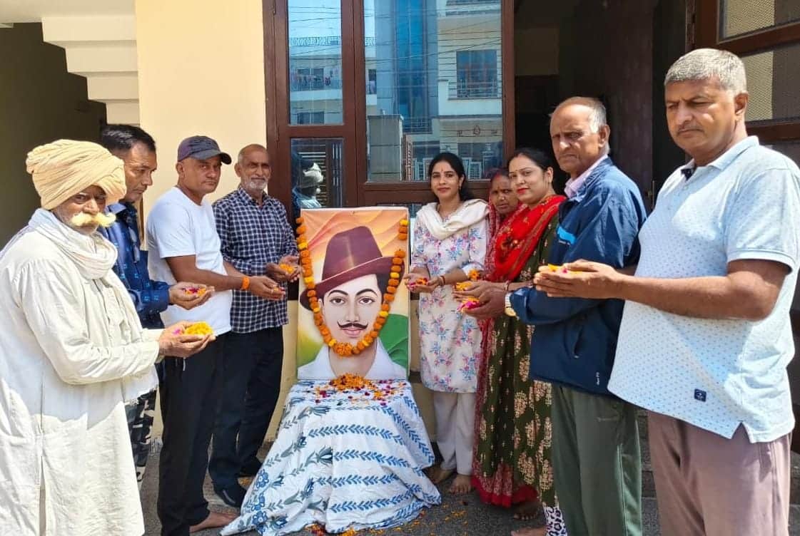 फोटो 10वीर शहीदों को श्रद्धांजलि देते महिला कांग्रेस जिला अध्यक्ष डॉ. राजवती व अन्य।स्रोत प्र