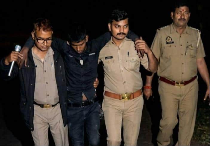 फोटो-11- मुठभेड़ में घायल गोविंद को इलाज के लिए ले जाती पुलिस। स्रोत: पुलिस।