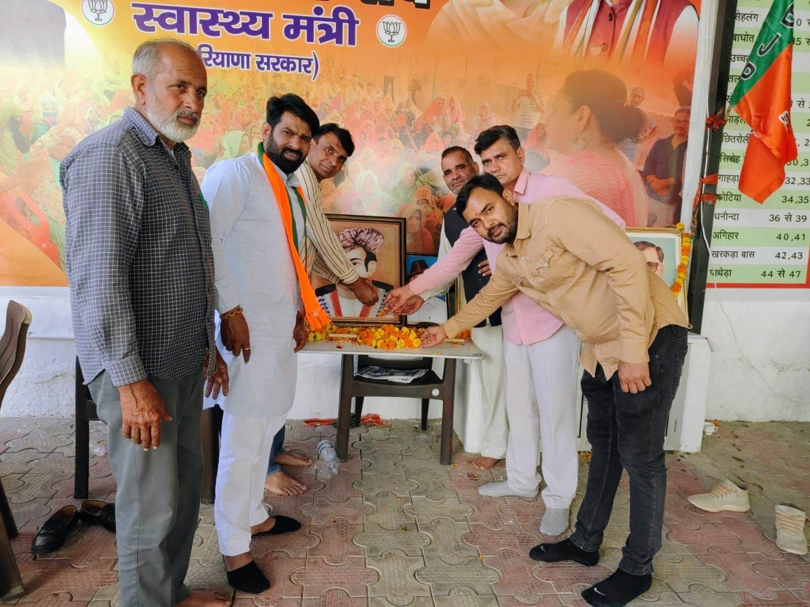 फोटो 12 भगत सिंह एवं राव तुलाराम के चित्र पर पुष्प अर्पित करते गणमान्य। ग्रामीण