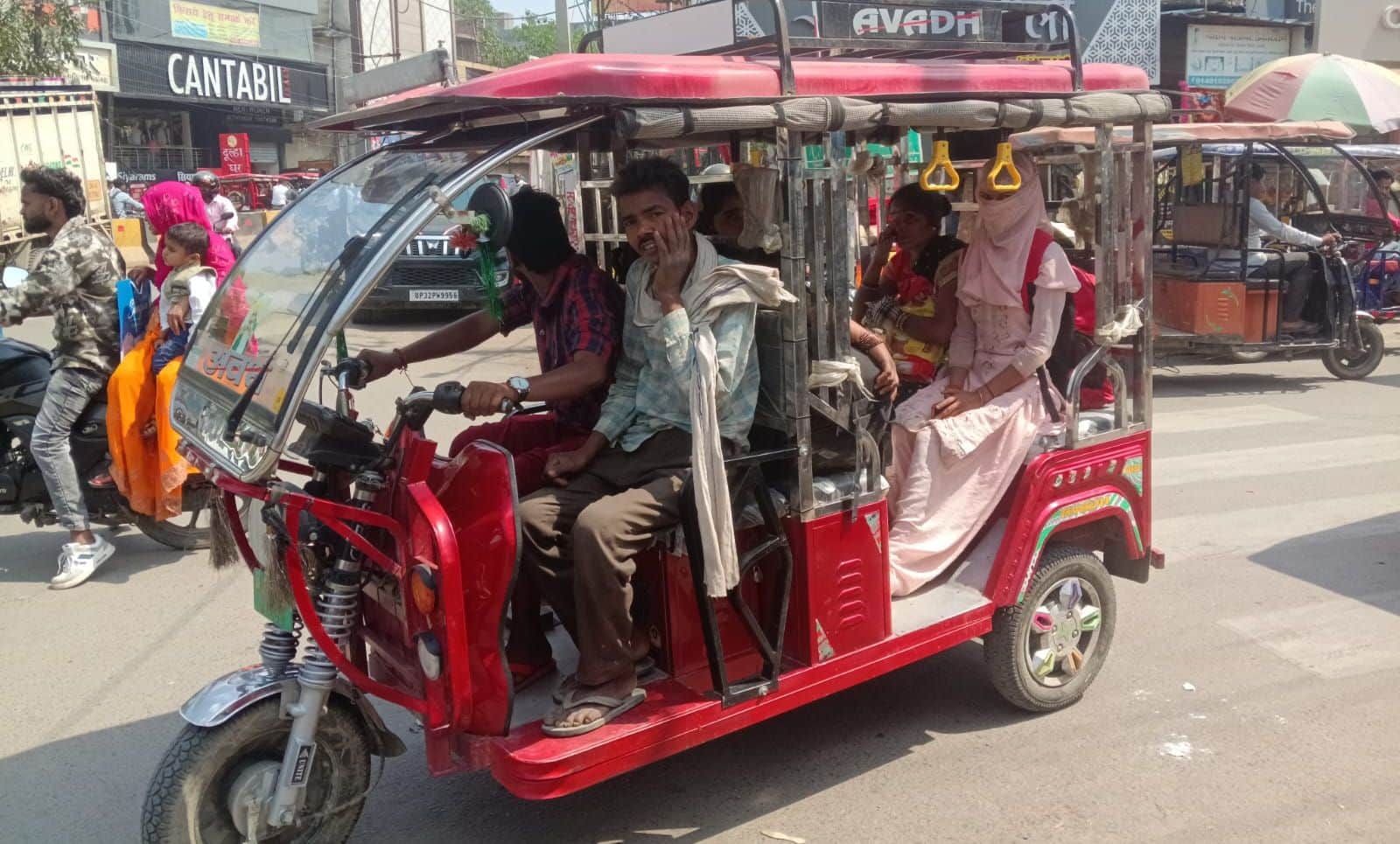 फोटो-12- ई- रिक्शा पर कुछ इस तरह सवारियां लेकर जाता चालक। संवाद