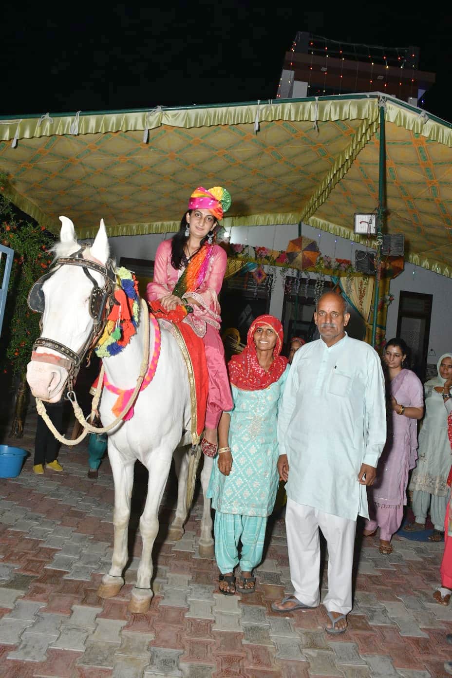 फोटो 2 गहली गांव में बेटी को घोड़ी पर बैठाकर बनवारा निकालते परिजन।स्रोत परिजन