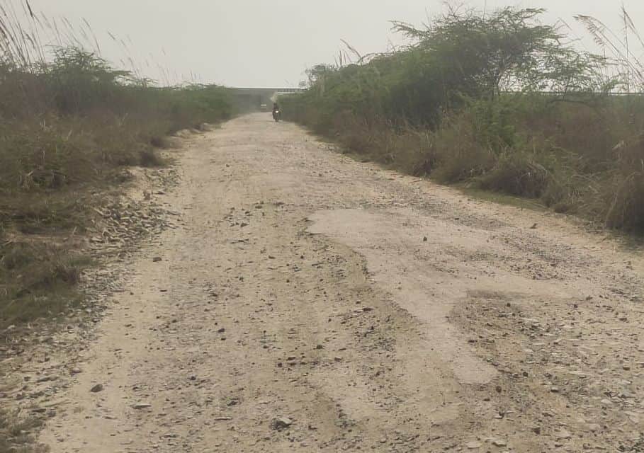 फोटो-2-खस्ताहाल रामपुर जुनैदपुर जगदीशपुर वाया देवगांव मार्ग। स्रोत: ग्रामीण।