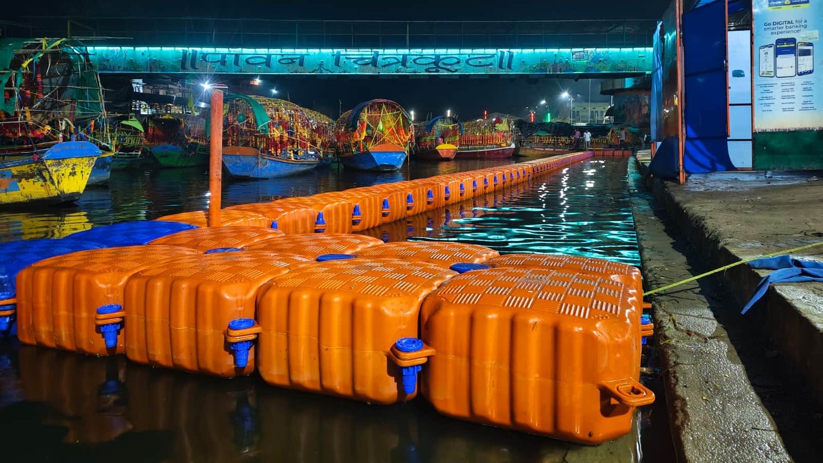 फोटो 23सीकेटीपी 16 रामघाट स्थित मंदाकिनी नदी में लगाए गए तैरते अवरोधक। संवाद