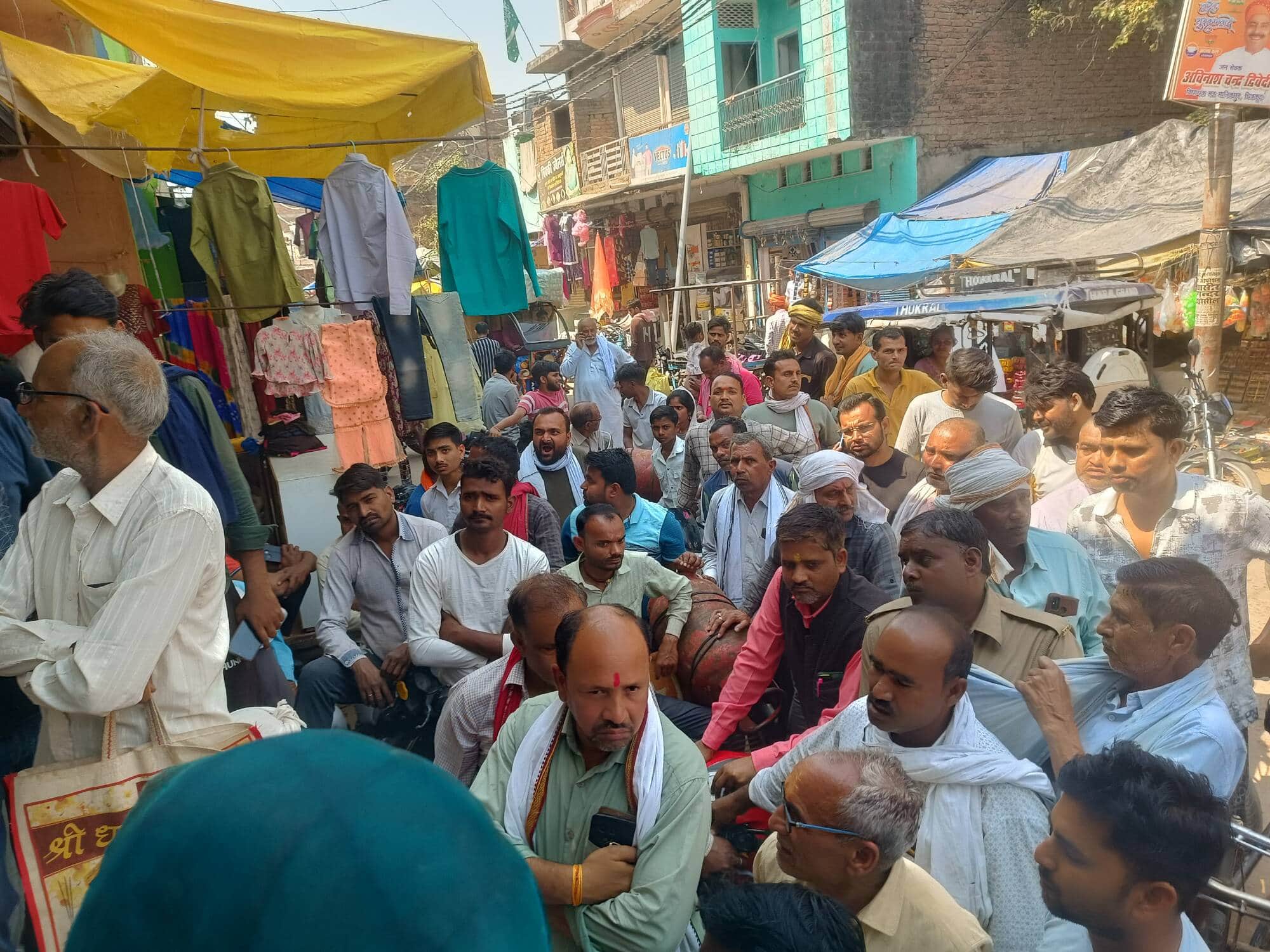 फोटो 23सीकेटीपी 19 गैस एजेंसी पर लाइन में खड़े उपभोक्ता। संवाद