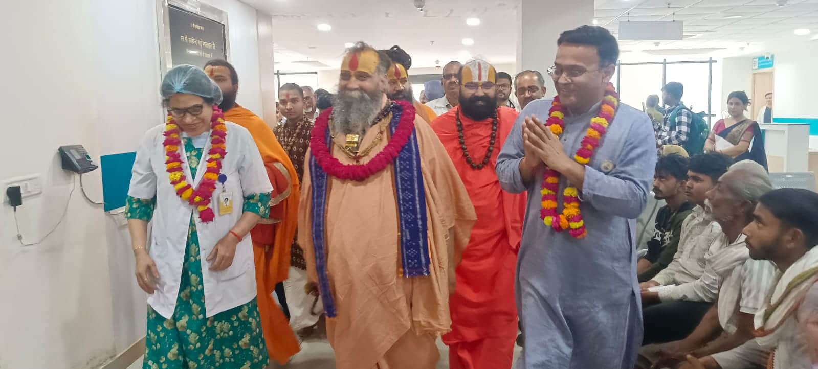 फोटो-23सीकेटीपी 32 अस्पताल का भ्रमण करते पीठाधीश्वर व अन्य। संवाद