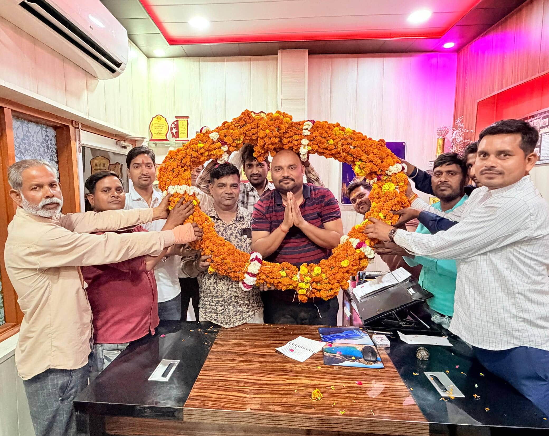 फोटो-24-मुकुल सिंह आशा को माला पहनाकर बधाई देते लोग। स्रोत स्वयं