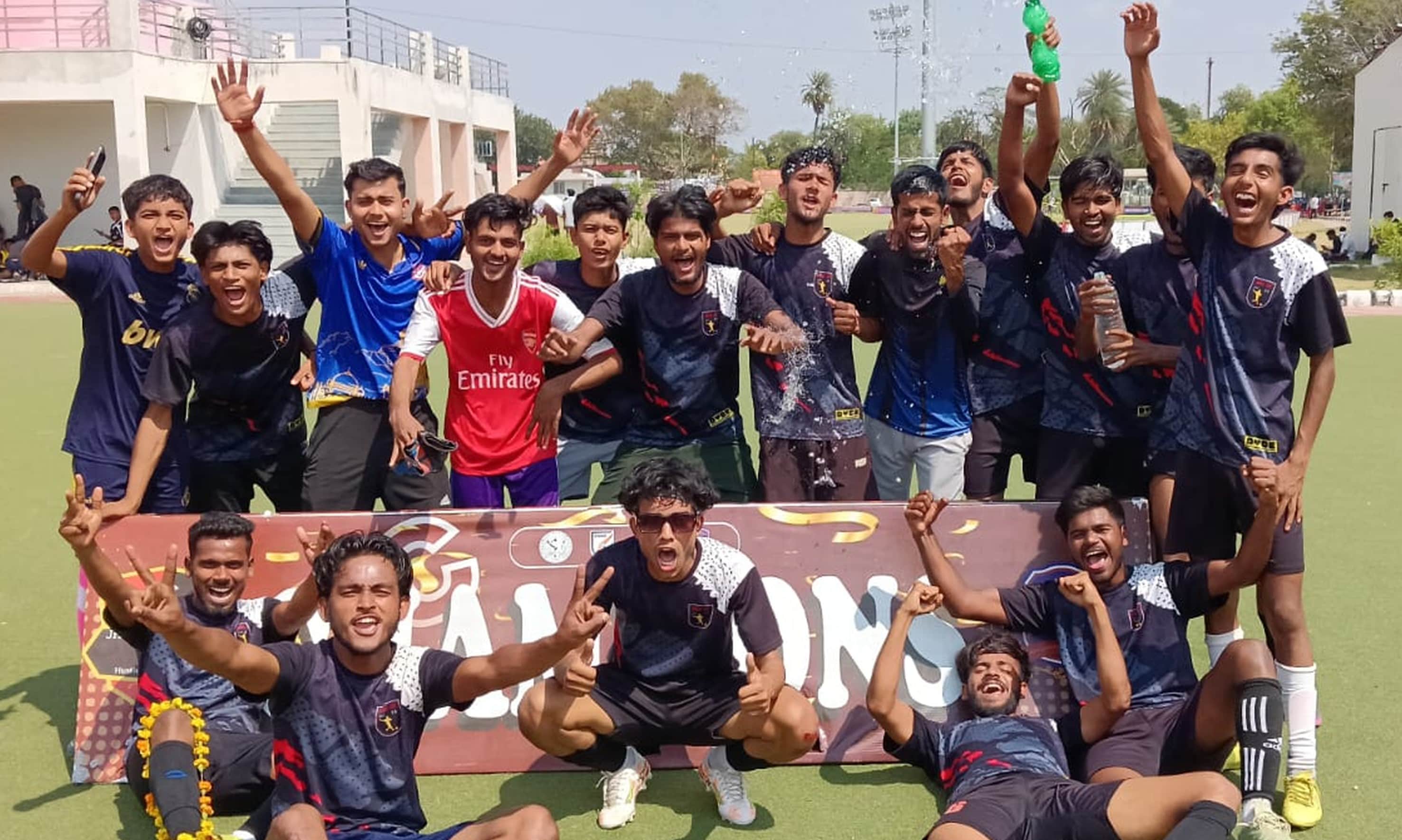 फोटो-25-झांसी में जीत के बाद खुशी का इजहार करते बलरामपुर के खिलाड़ी ।-स्रोत : विभाग