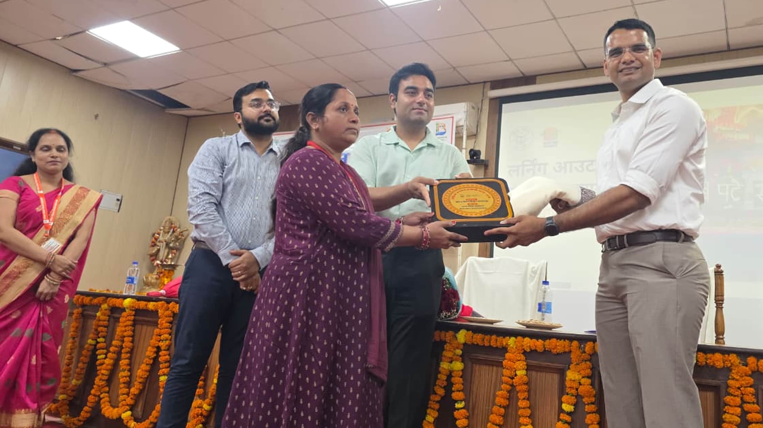 फोटो-30-बलरामपुर के एमएलके पीजी कॉलेज में शिक्षिका को सम्मानित करते डीएम व अन्य ।-स्रोत : विभ