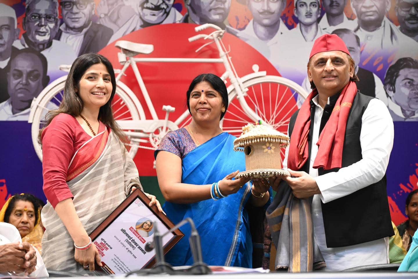 फोटो 30:::डॉ. सुनीता यादव को सम्मानित करते अखिलेश यादव। स्रोत स्वयं