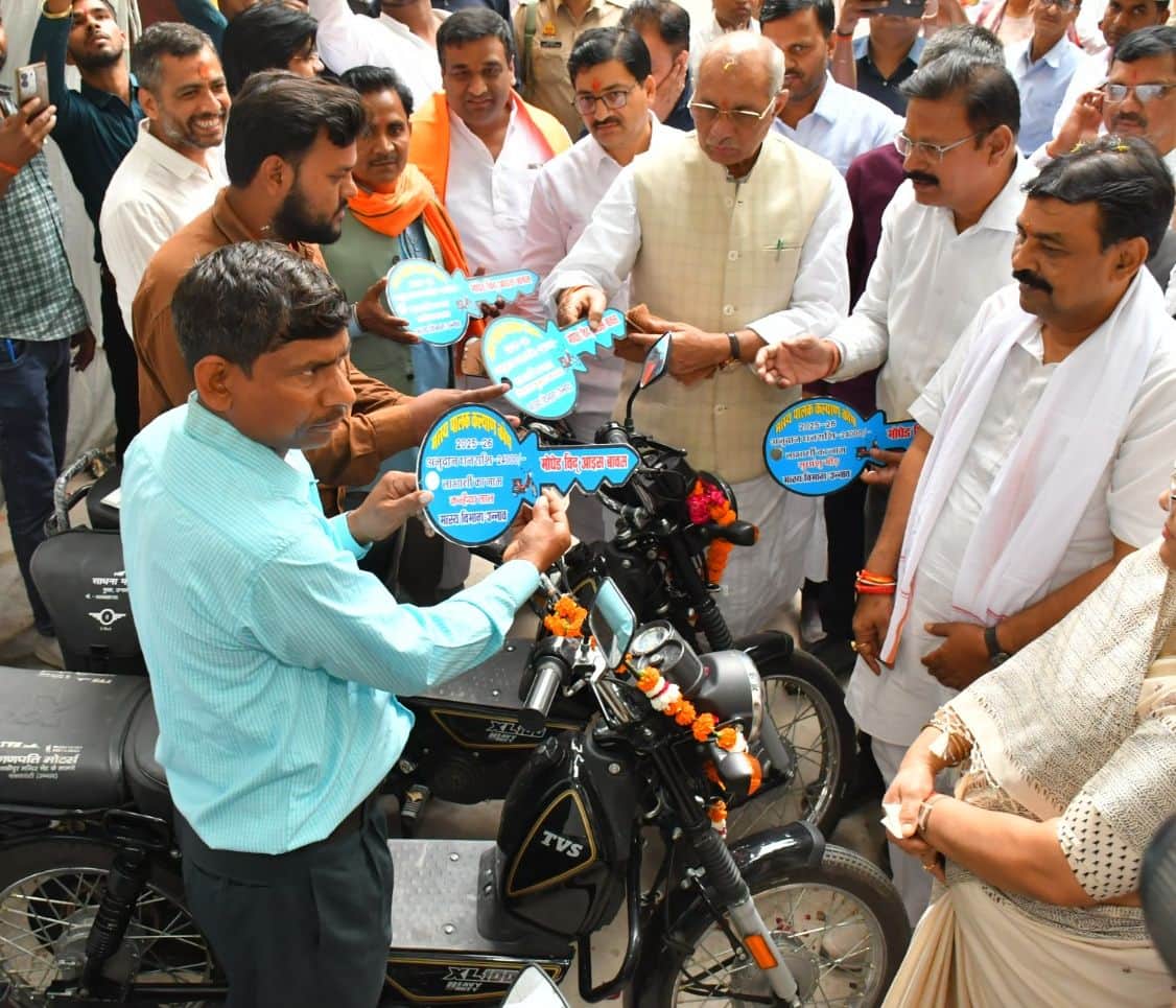 फोटो-32-निराला प्रेक्षागृह में मछुआ समाज के लोगों को बॉक्स युक्त मोपेड की चाभी देते प्रभारी मंत