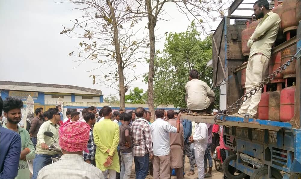 फोटो-33-बलरामपुर के धर्मपुर गैस गोदाम पर जुटी उपभोक्ताओं की भीड़ ।-संवाद