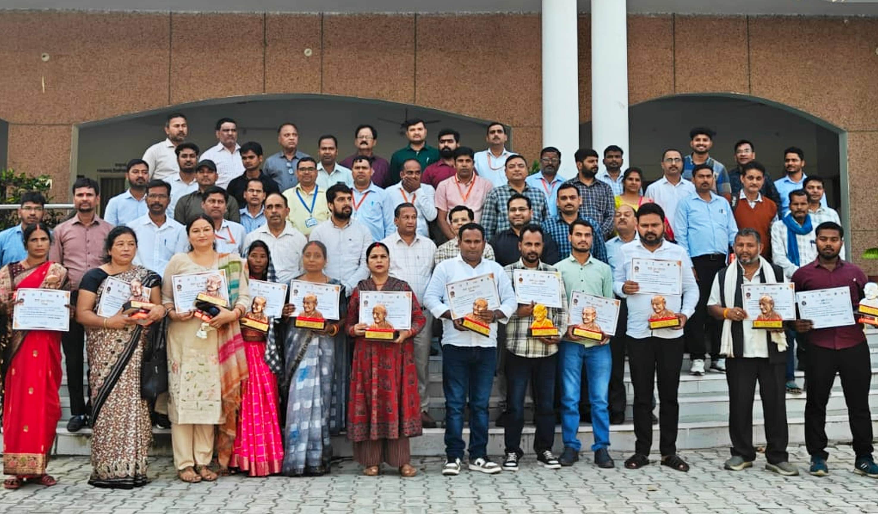 फोटो-37-बलरामपुर के कलेक्ट्रेट में ग्राम प्रधानों को प्रमाण पत्र देकर किया गया सम्मानित ।-स्रोत