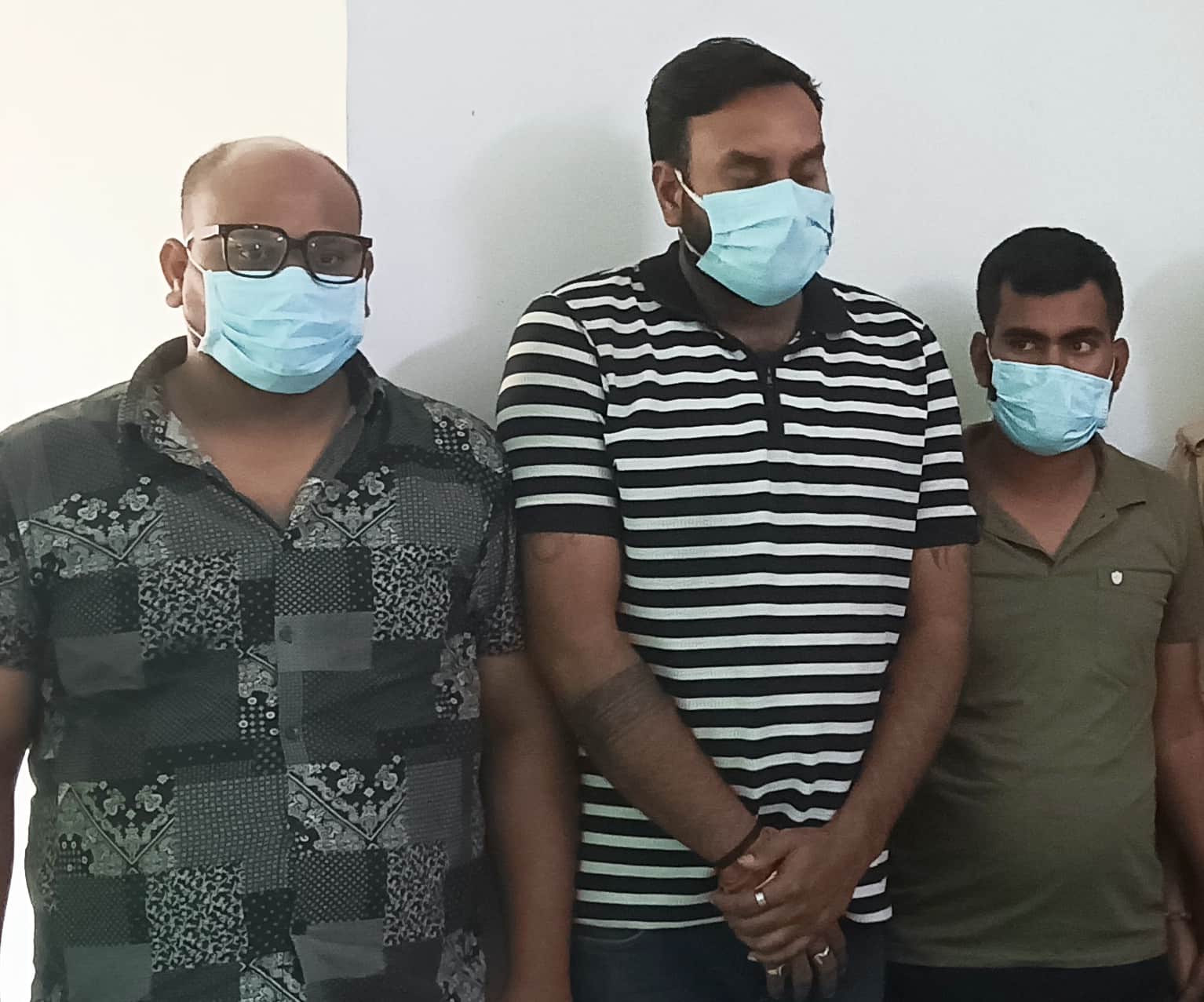 फोटो-4-बलरामपुर के एसपी कार्यालय में मौजूद पकड़े गए आरोपी ।-संवाद