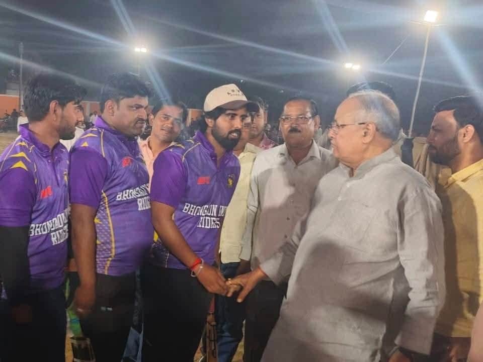 फोटो 4 खिलाड़ियों से परिचय प्राप्त करते पूर्व मंत्री एवं विधायक रामनरेश अग्निहोत्री और नपं अध्य