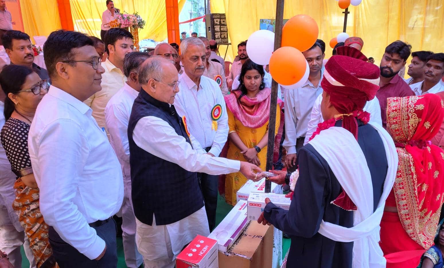 फोटो 40 सामूहिक विवाह समारोह में नव दंपती को उपहार देते विधायक भोगांव। संवाद