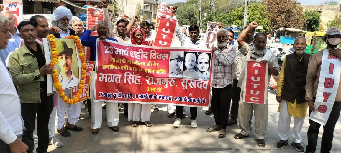 फोटो 6शहीदी दिवस पर मौजूद विभिन्न संगठनों के सदस्य।स्रोत प्रवक्ता