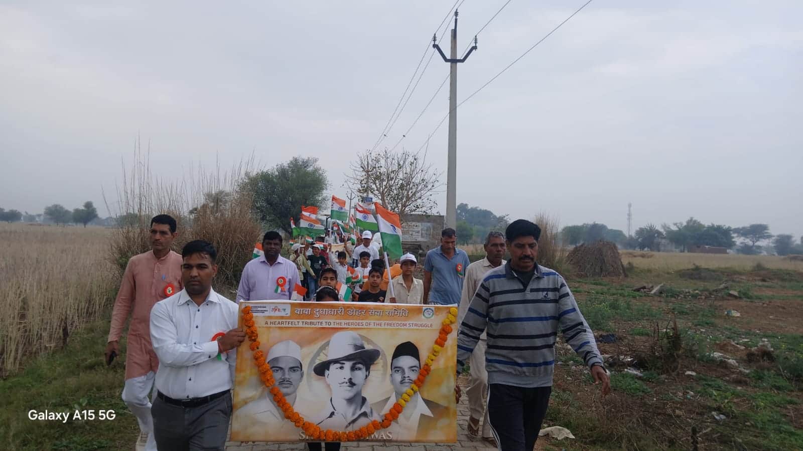 फोटो 7पदयात्रा निकालते माय भारत युवा स्वयंसेवक।स्रोत डीआईपीआरओ