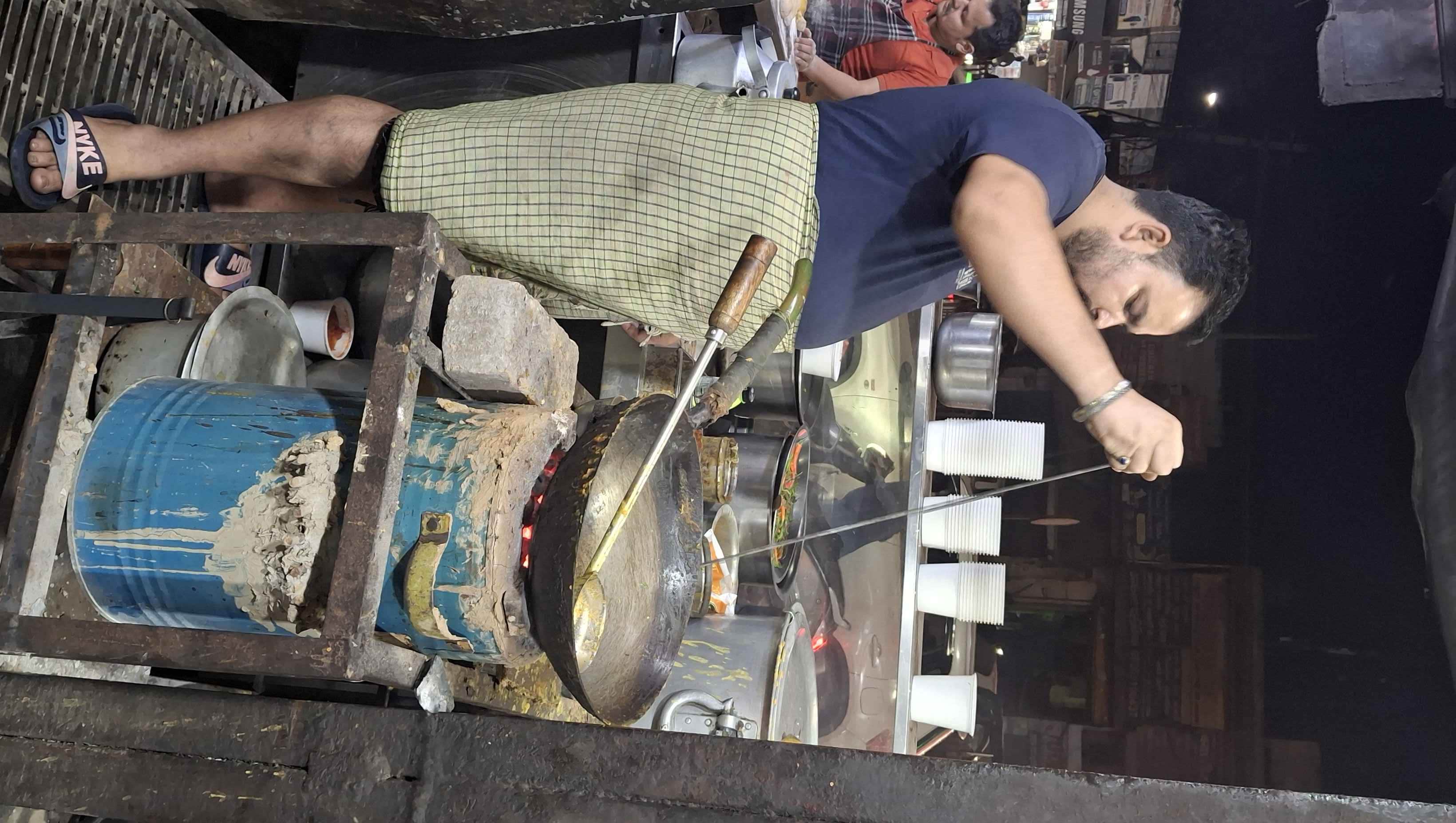 -फोटो 88 : बहादुरगढ़ में दिल्ली-रोहतक रोड पर एक ढाबे में अंगीठी पर तैयार हो रहा खाना। संवाद