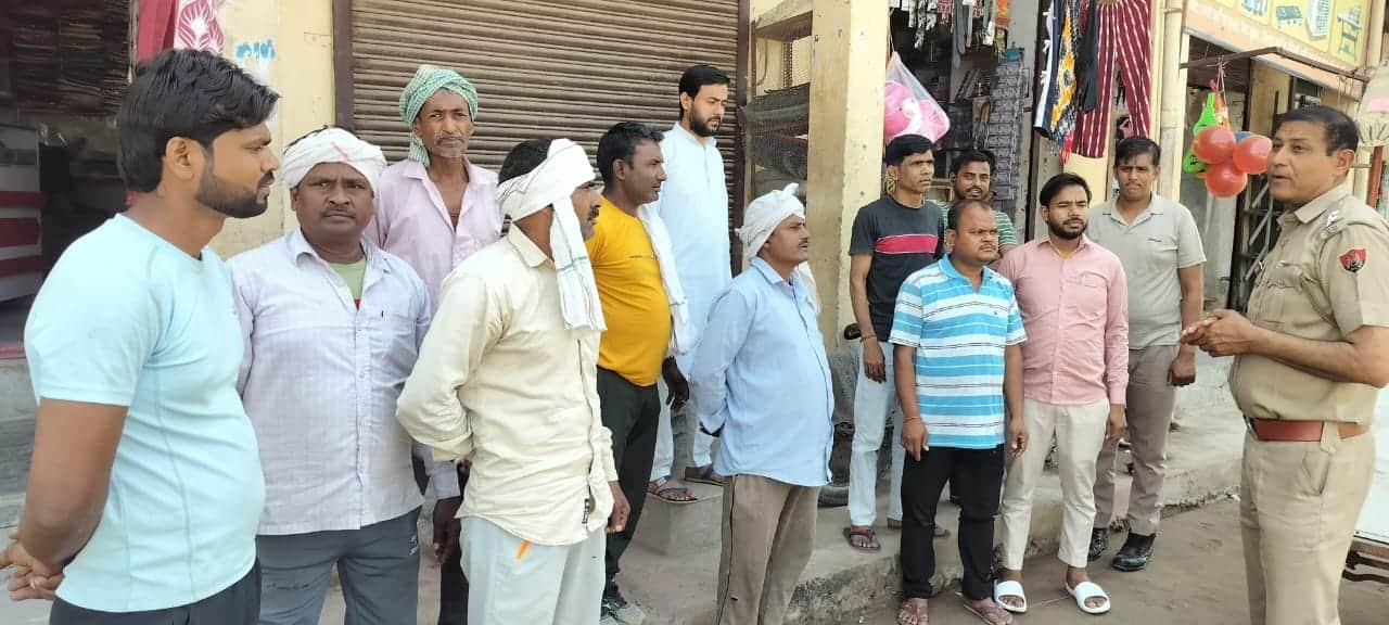 -फोटो 92 : लोगों को जागरूक करते उप निरीक्षक सत्य प्रकाश। स्रोत पुलिस