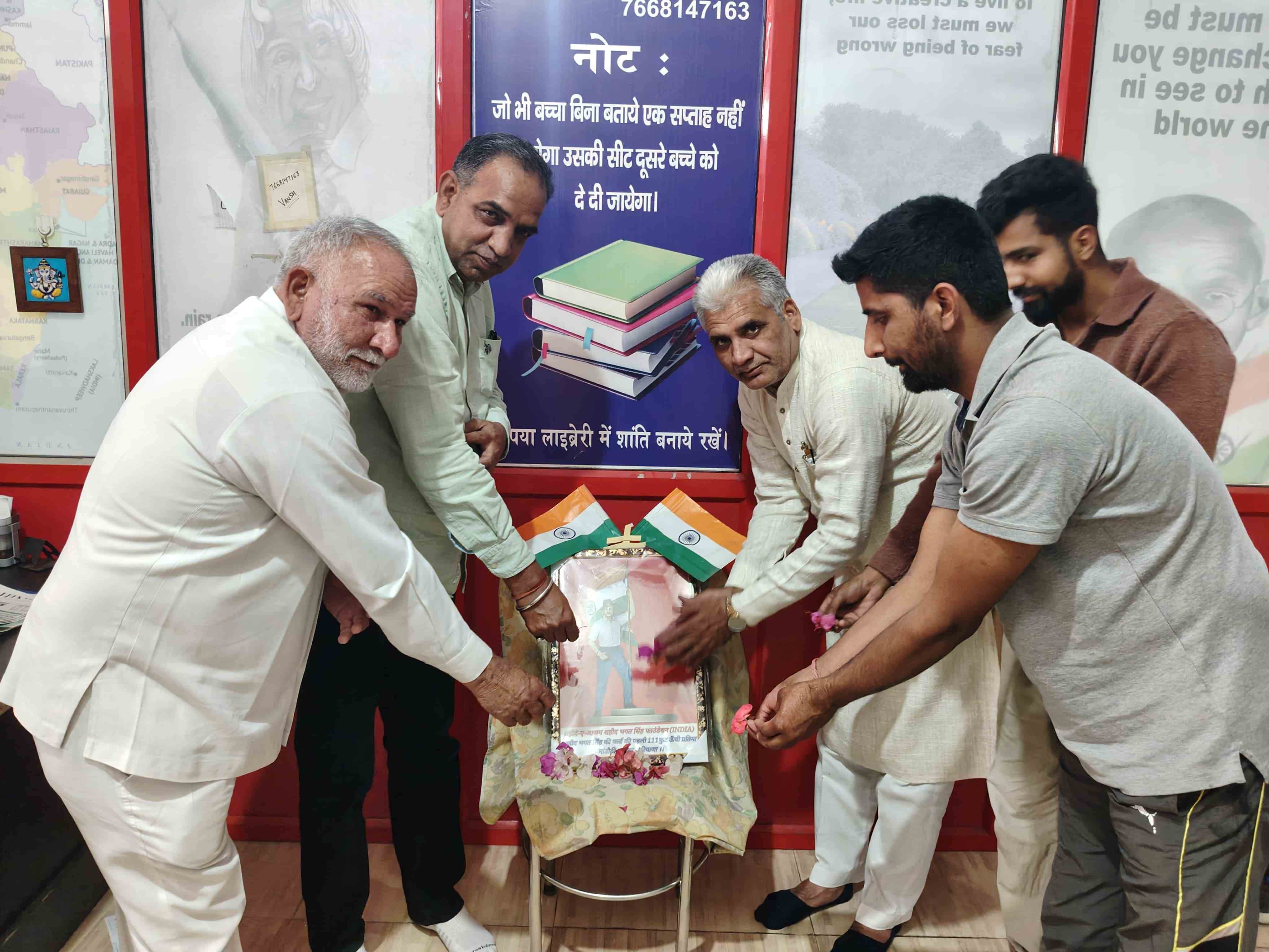 -फोटो 94 : शहीदों के  चित्र पर पुष्प अर्पित करते कांग्रेस नेता नरेश जून। स्रोत स्वयं