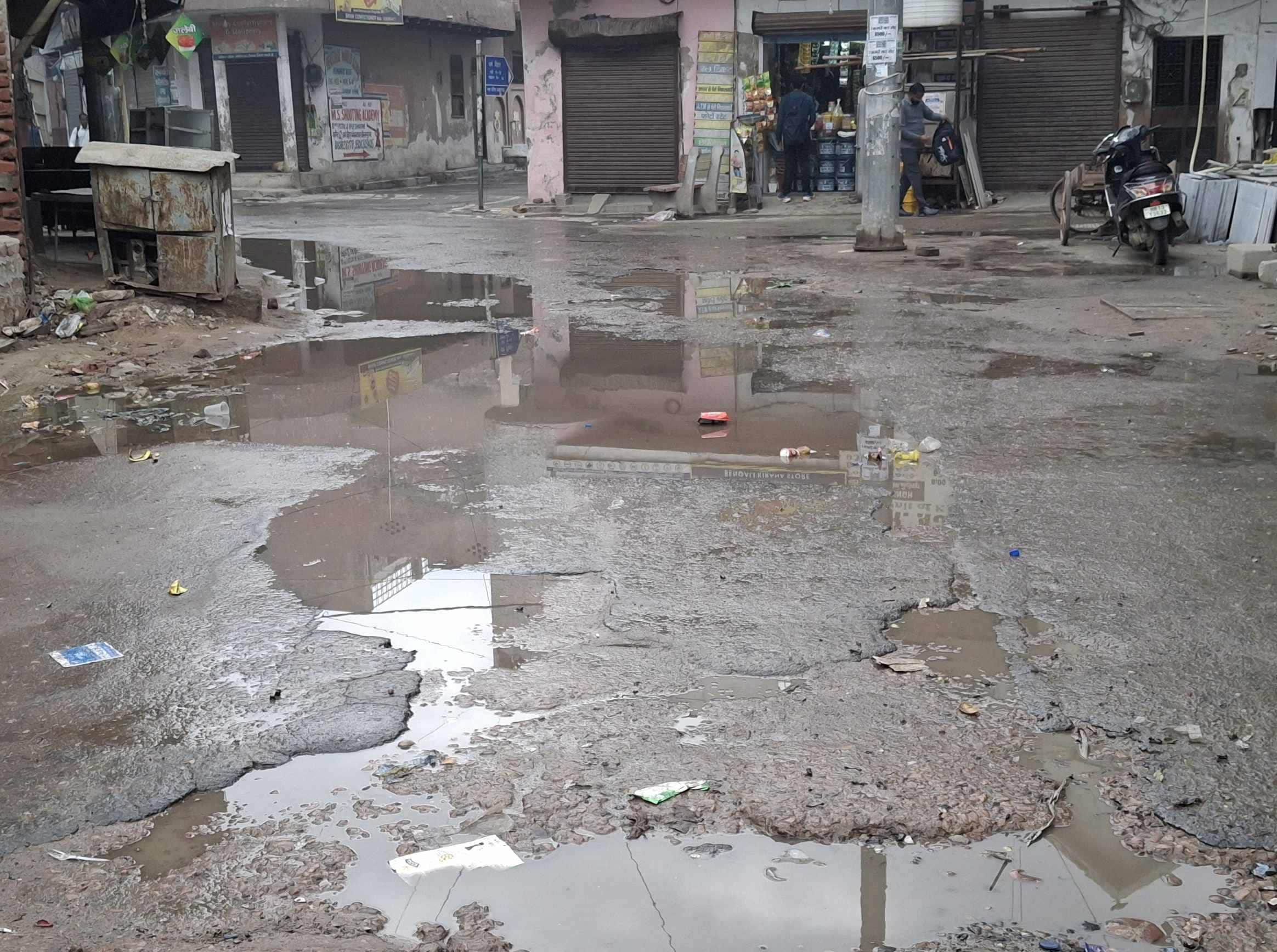 -फोटो 99 : शहर की धर्म विहार कॉलोनी में जमा बारिश पानी। संवाद