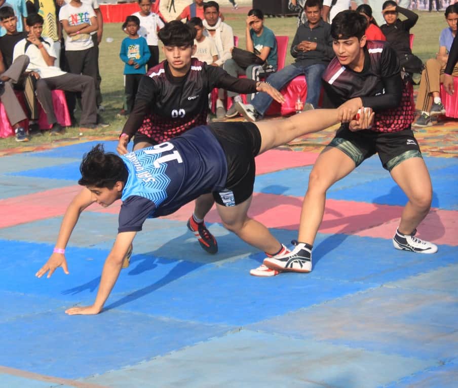 फिट इंडिया कार्निवल में आयोजित कबड्डी प्रतियोगिता में अपने प्रतिद्वंद्वी की पकड़ से निकलने का प